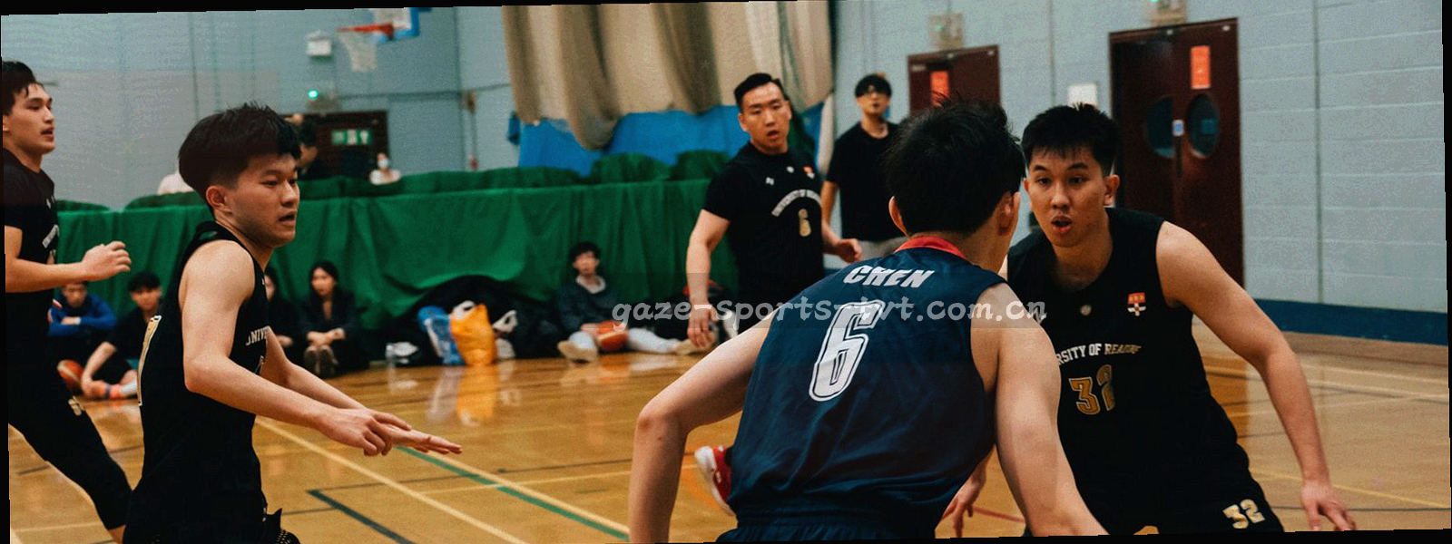 看台座椅与灯带构成的重复线条，深墨绿色调的横向宽幅画面